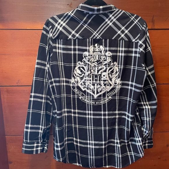 Hot Topic Tops - Harry potter flannel, black/white, all 4 houses represented on the back size XL